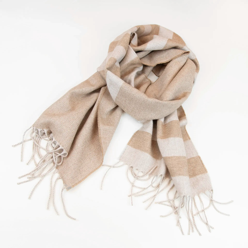 Sciarpa in cashmere e seta, beige e panna, Made in Italy, con accostamento di due pattern intramontabili: riga e spinato. Curata nei minimi dettagli, offre straordinaria morbidezza e un comfort avvolgente, rendendola un accessorio elegante e versatile.