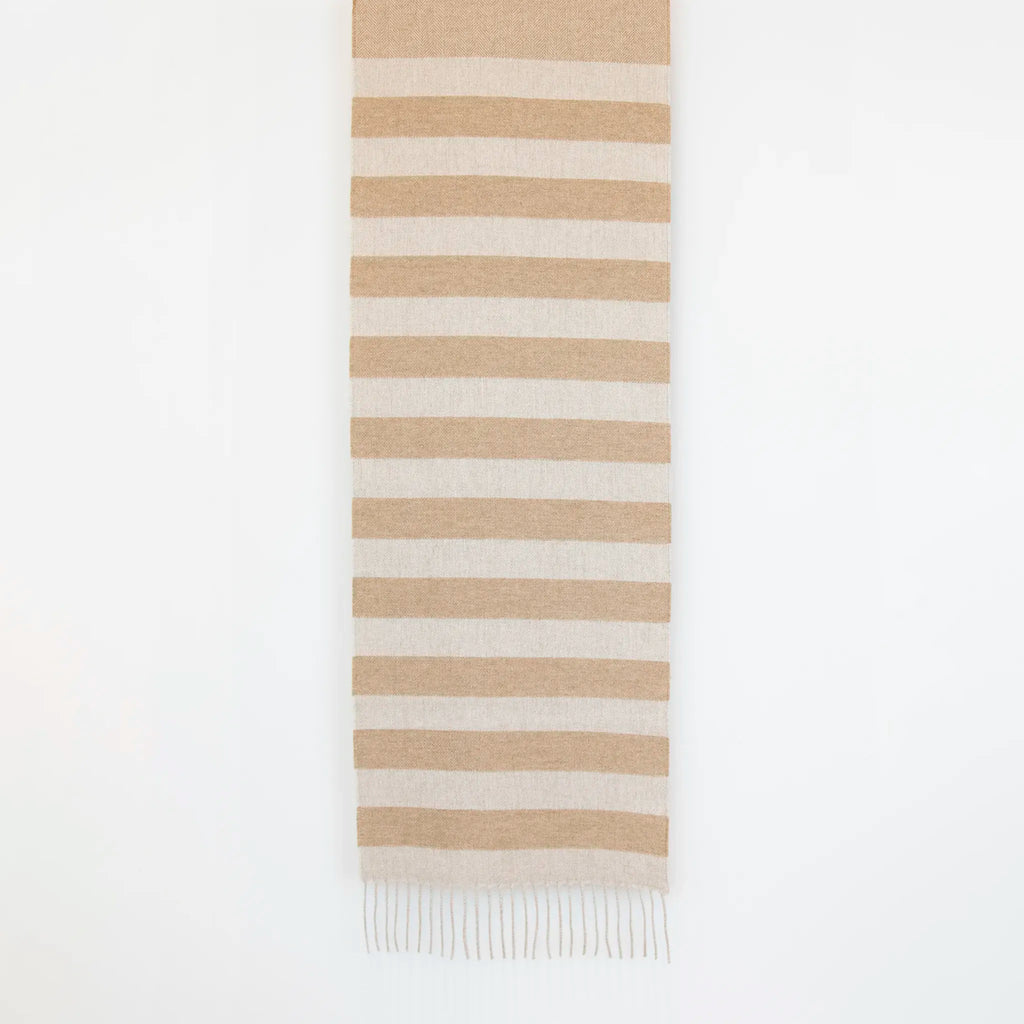 Sciarpa in cashmere e seta, beige e panna, Made in Italy, con accostamento di due pattern intramontabili: riga e spinato. Curata nei minimi dettagli, offre straordinaria morbidezza e un comfort avvolgente, rendendola un accessorio elegante e versatile.
