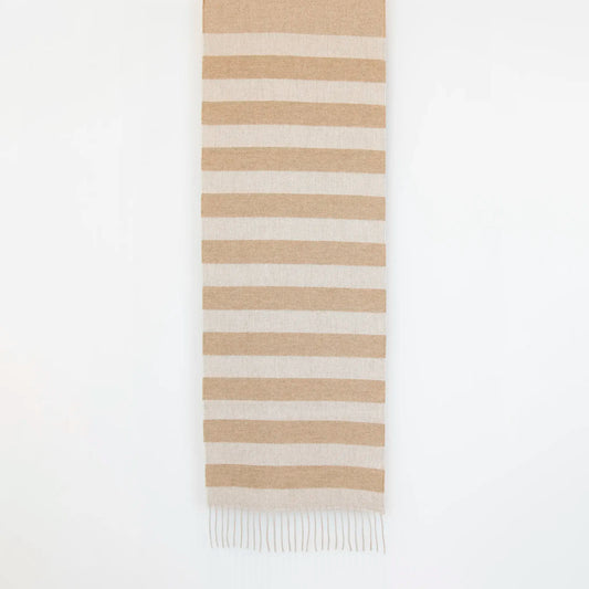 Sciarpa in cashmere e seta, beige e panna, Made in Italy, con accostamento di due pattern intramontabili: riga e spinato. Curata nei minimi dettagli, offre straordinaria morbidezza e un comfort avvolgente, rendendola un accessorio elegante e versatile.