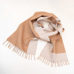 Sciarpa in cashmere e seta beige, Made in Italy, con struttura in panno rasato che le conferisce leggerezza unica e morbidezza avvolgente al tatto. Le dimensioni contenute esaltano l’eleganza, rendendola ideale per aggiungere un tocco di raffinatezza a ogni look.