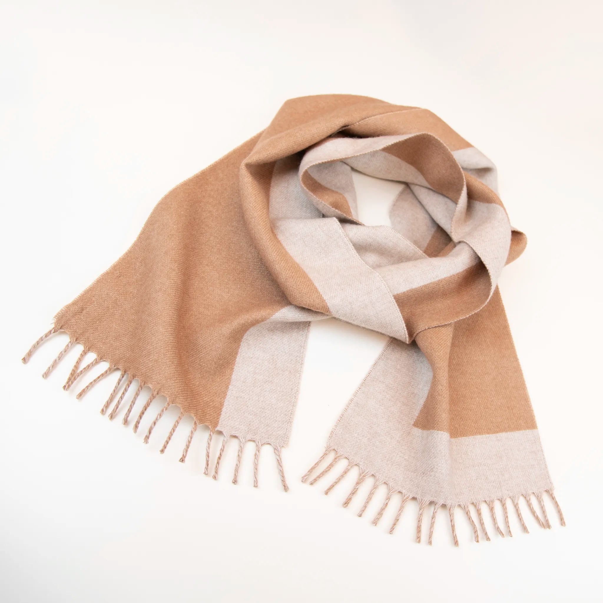 Sciarpa in cashmere e seta beige, Made in Italy, con struttura in panno rasato che le conferisce leggerezza unica e morbidezza avvolgente al tatto. Le dimensioni contenute esaltano l’eleganza, rendendola ideale per aggiungere un tocco di raffinatezza a ogni look.