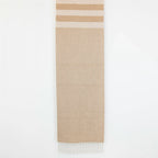 Sciarpa in cashmere e seta, beige e panna, Made in Italy, con accostamento di due pattern intramontabili: riga e spinato. Curata nei minimi dettagli, offre straordinaria morbidezza e un comfort avvolgente, rendendola un accessorio elegante e versatile.