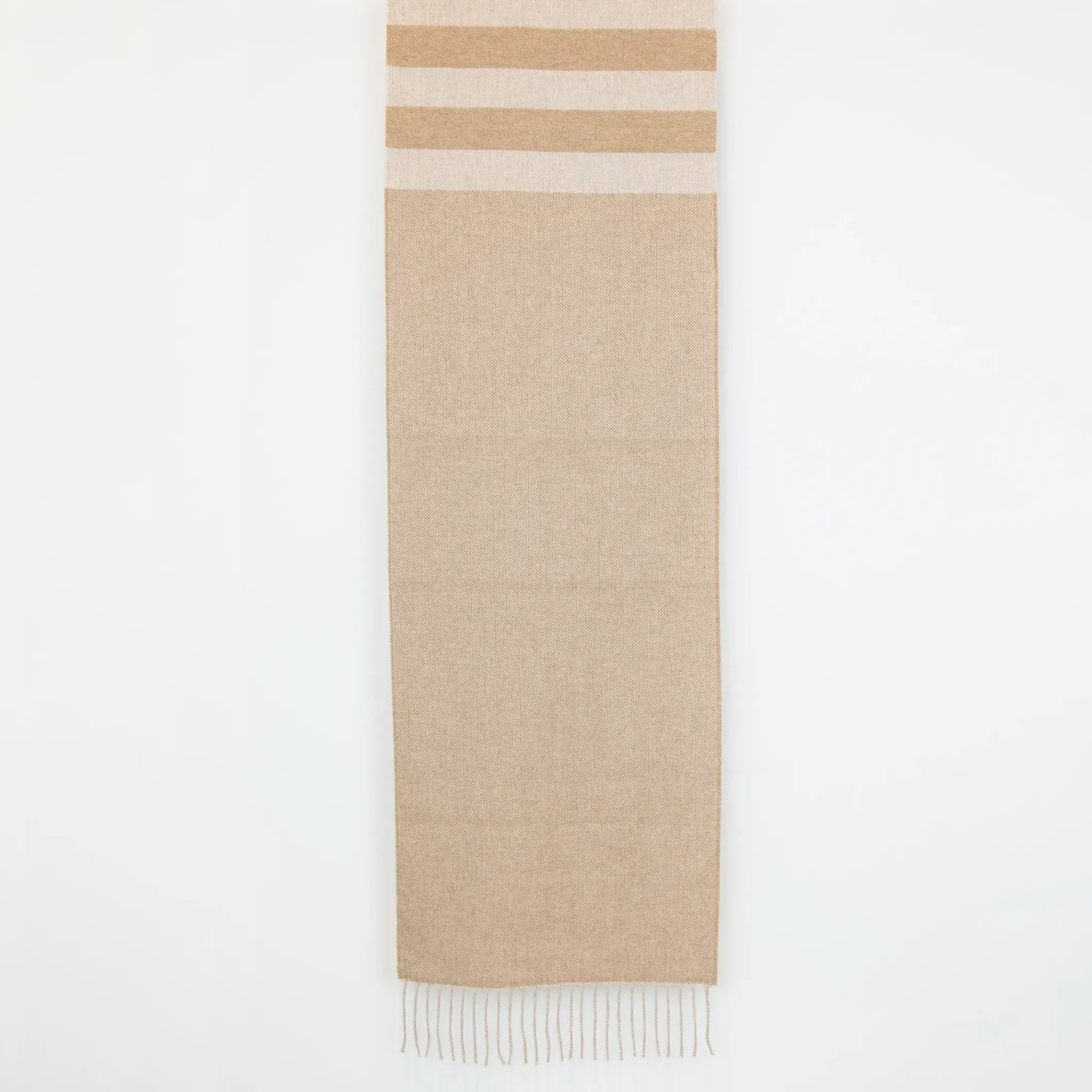 Sciarpa in cashmere e seta, beige e panna, Made in Italy, con accostamento di due pattern intramontabili: riga e spinato. Curata nei minimi dettagli, offre straordinaria morbidezza e un comfort avvolgente, rendendola un accessorio elegante e versatile.