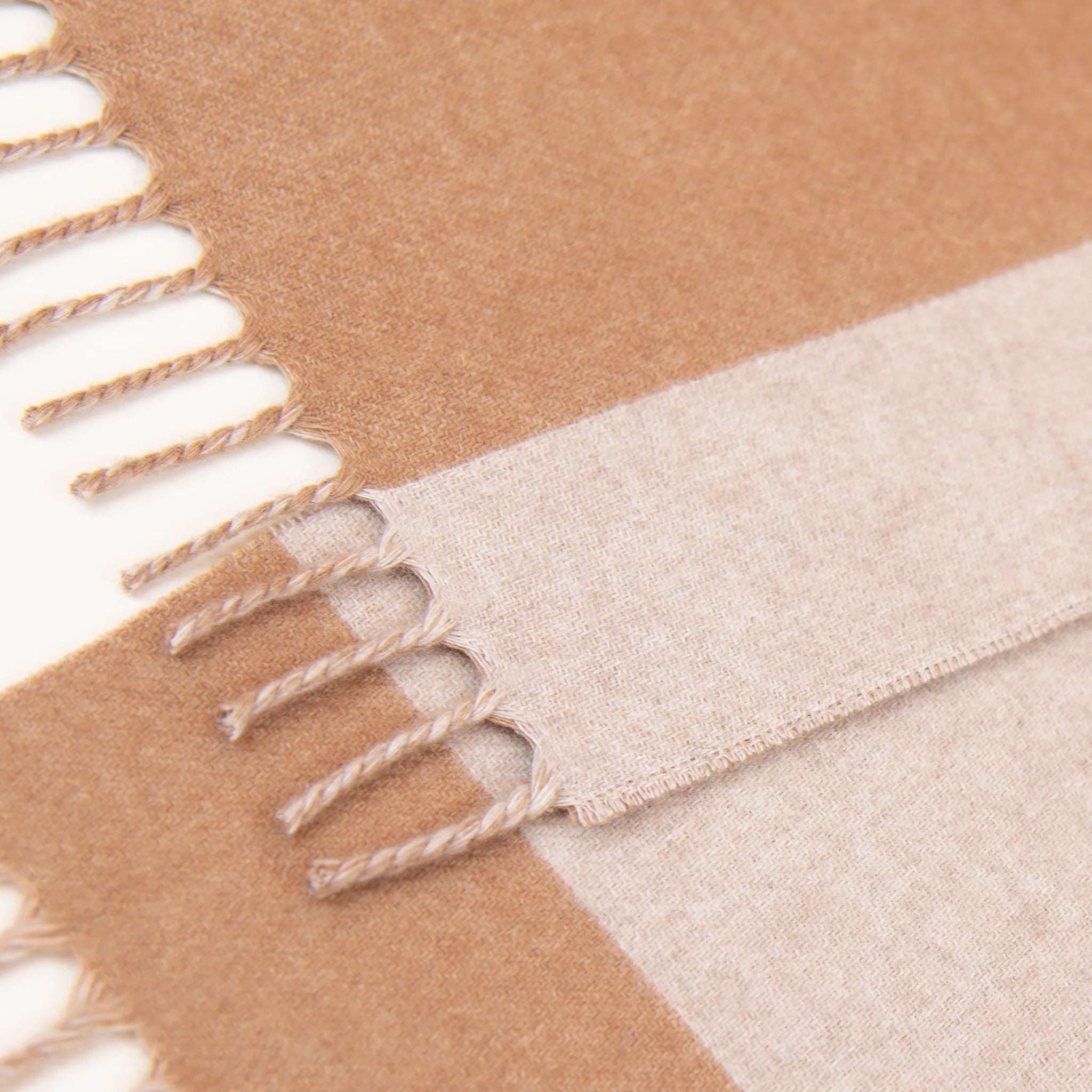 Dettaglio e texture tessuto della Sciarpa in cashmere e seta beige, Made in Italy, con struttura in panno rasato che le conferisce leggerezza unica e morbidezza avvolgente al tatto. Le dimensioni contenute esaltano l’eleganza, rendendola ideale per aggiungere un tocco di raffinatezza a ogni look.