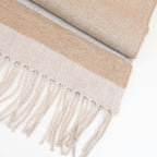 Sciarpa in cashmere e seta, beige e panna, Made in Italy, con accostamento di due pattern intramontabili: riga e spinato. Curata nei minimi dettagli, offre straordinaria morbidezza e un comfort avvolgente, rendendola un accessorio elegante e versatile.