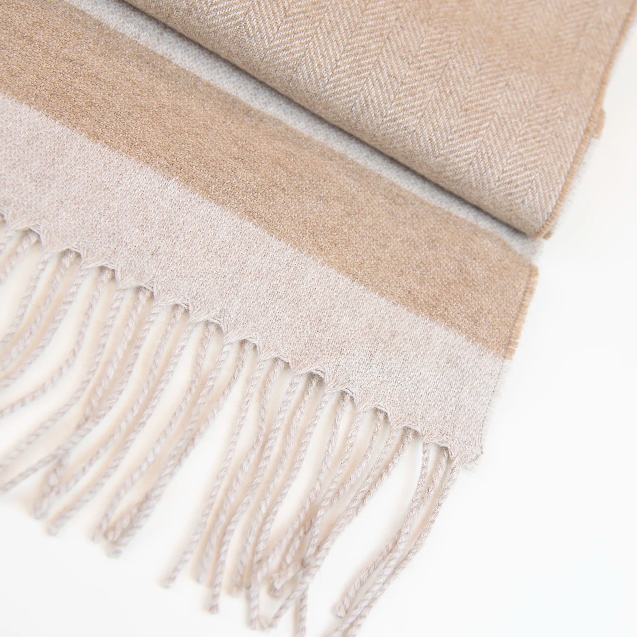 Sciarpa in cashmere e seta, beige e panna, Made in Italy, con accostamento di due pattern intramontabili: riga e spinato. Curata nei minimi dettagli, offre straordinaria morbidezza e un comfort avvolgente, rendendola un accessorio elegante e versatile.