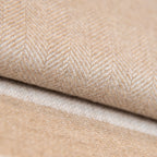 Dettaglio e texture tessuto della Sciarpa in cashmere e seta, beige e panna, Made in Italy, con accostamento di due pattern intramontabili: riga e spinato. Curata nei minimi dettagli, offre straordinaria morbidezza e un comfort avvolgente, rendendola un accessorio elegante e versatile.