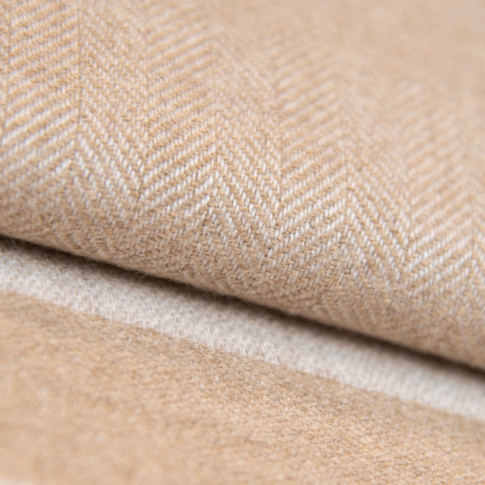 Dettaglio e texture tessuto della Sciarpa in cashmere e seta, beige e panna, Made in Italy, con accostamento di due pattern intramontabili: riga e spinato. Curata nei minimi dettagli, offre straordinaria morbidezza e un comfort avvolgente, rendendola un accessorio elegante e versatile.