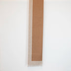 Sciarpa in cashmere e seta beige, Made in Italy, con struttura in panno rasato che le conferisce leggerezza unica e morbidezza avvolgente al tatto. Le dimensioni contenute esaltano l’eleganza, rendendola ideale per aggiungere un tocco di raffinatezza a ogni look.