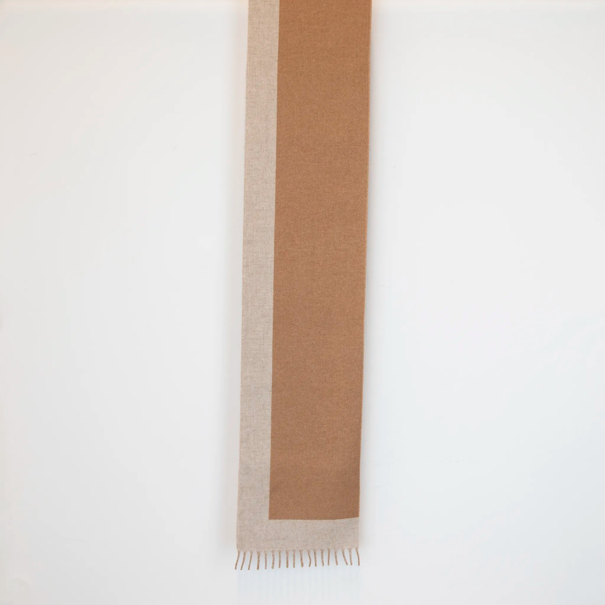 Sciarpa in cashmere e seta beige, Made in Italy, con struttura in panno rasato che le conferisce leggerezza unica e morbidezza avvolgente al tatto. Le dimensioni contenute esaltano l’eleganza, rendendola ideale per aggiungere un tocco di raffinatezza a ogni look.