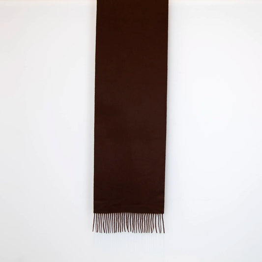 Sciarpa in cashmere e seta bordeaux, Made in Italy, con struttura in panno rasato che le conferisce leggerezza e morbidezza avvolgente al tatto. Comoda e versatile, perfetta per essere indossata in ogni occasione.