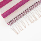 Sciarpa in cashmere e seta, viola e panna, Made in Italy, con accostamento di due pattern intramontabili: riga e spinato. Curata nei minimi dettagli, offre straordinaria morbidezza e un comfort avvolgente, rendendola un accessorio elegante e versatile.