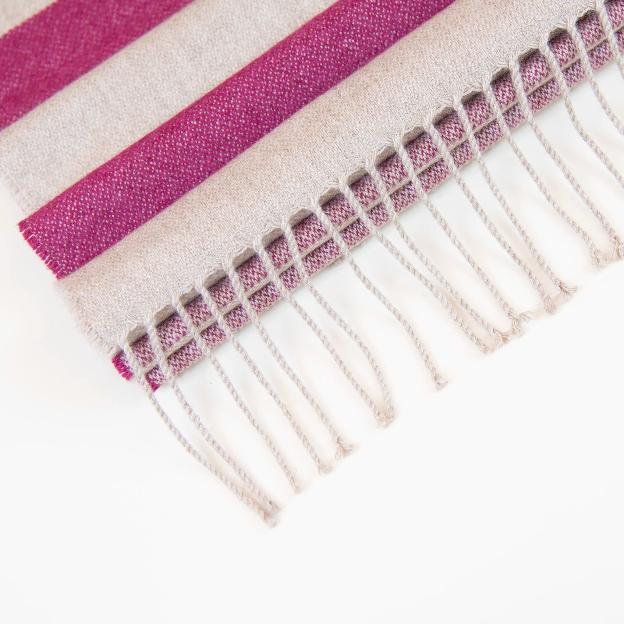 Sciarpa in cashmere e seta, viola e panna, Made in Italy, con accostamento di due pattern intramontabili: riga e spinato. Curata nei minimi dettagli, offre straordinaria morbidezza e un comfort avvolgente, rendendola un accessorio elegante e versatile.