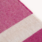 Dettaglio e texture tessuto della sciarpa in cashmere e seta, viola e panna, Made in Italy, con accostamento di due pattern intramontabili: riga e spinato. Curata nei minimi dettagli, offre straordinaria morbidezza e un comfort avvolgente, rendendola un accessorio elegante e versatile.