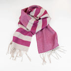 Sciarpa in cashmere e seta, viola e panna, Made in Italy, con accostamento di due pattern intramontabili: riga e spinato. Curata nei minimi dettagli, offre straordinaria morbidezza e un comfort avvolgente, rendendola un accessorio elegante e versatile.