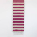Sciarpa in cashmere e seta, viola e panna, Made in Italy, con accostamento di due pattern intramontabili: riga e spinato. Curata nei minimi dettagli, offre straordinaria morbidezza e un comfort avvolgente, rendendola un accessorio elegante e versatile.
