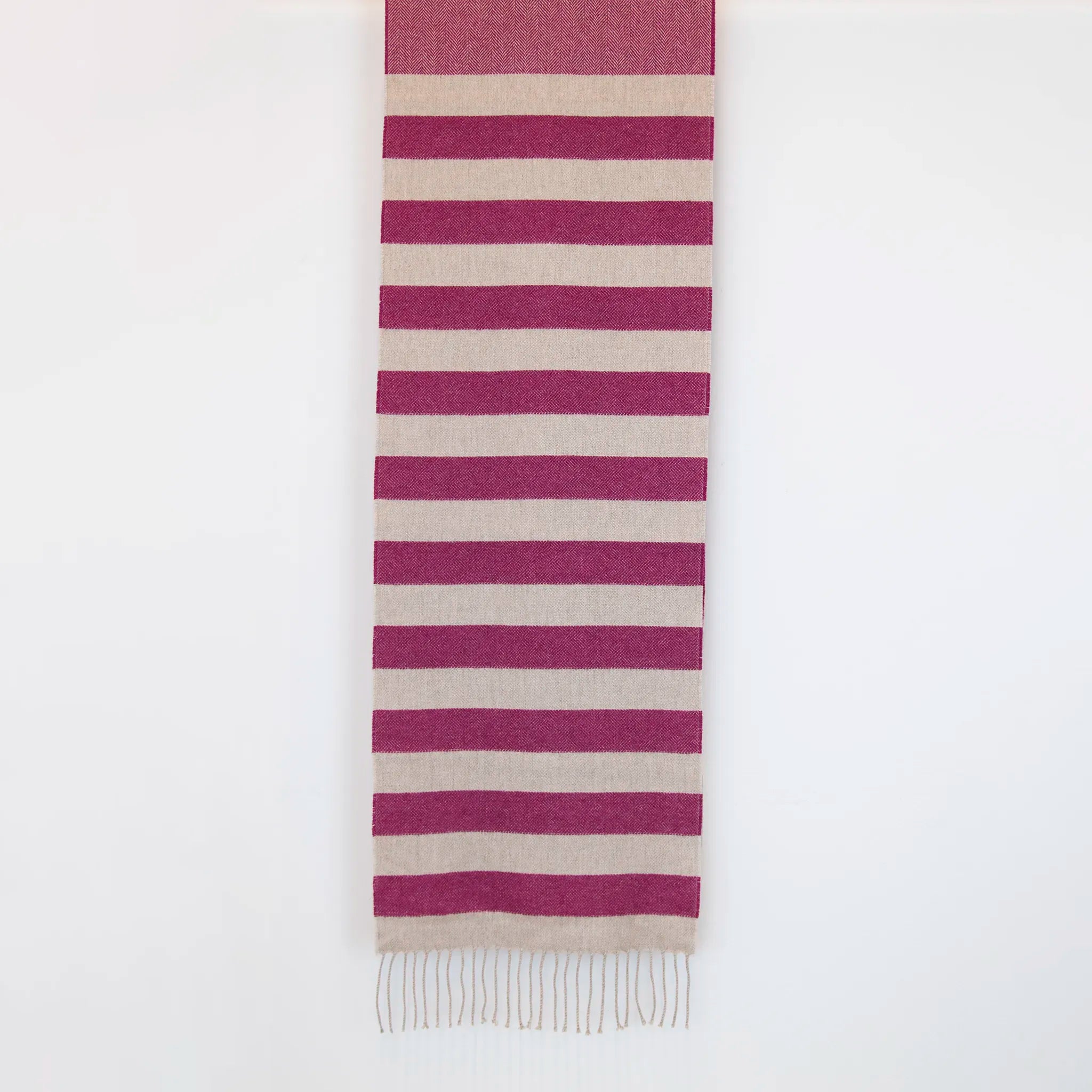 Sciarpa in cashmere e seta, viola e panna, Made in Italy, con accostamento di due pattern intramontabili: riga e spinato. Curata nei minimi dettagli, offre straordinaria morbidezza e un comfort avvolgente, rendendola un accessorio elegante e versatile.