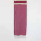 Sciarpa in cashmere e seta, viola e panna, Made in Italy, con accostamento di due pattern intramontabili: riga e spinato. Curata nei minimi dettagli, offre straordinaria morbidezza e un comfort avvolgente, rendendola un accessorio elegante e versatile.
