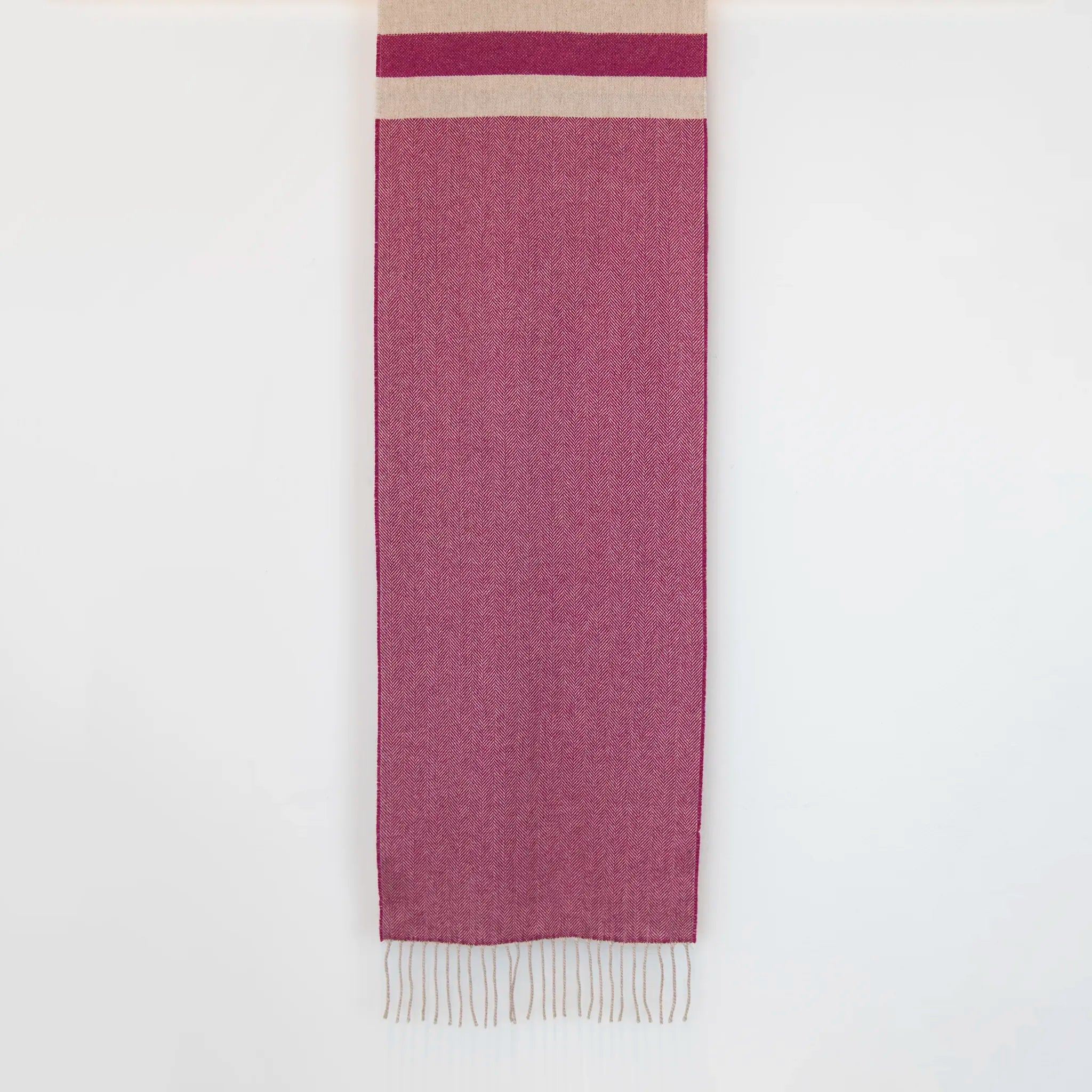 Sciarpa in cashmere e seta, viola e panna, Made in Italy, con accostamento di due pattern intramontabili: riga e spinato. Curata nei minimi dettagli, offre straordinaria morbidezza e un comfort avvolgente, rendendola un accessorio elegante e versatile.