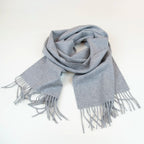 Sciarpa in cashmere e seta grigia, Made in Italy, con struttura in panno rasato che le conferisce leggerezza e morbidezza avvolgente al tatto. Comoda e versatile, perfetta per essere indossata in ogni occasione.