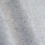 Dettaglio e texture tessuto della Sciarpa in cashmere e seta grigia, Made in Italy, con struttura in panno rasato che le conferisce leggerezza e morbidezza avvolgente al tatto. Comoda e versatile, perfetta per essere indossata in ogni occasione.