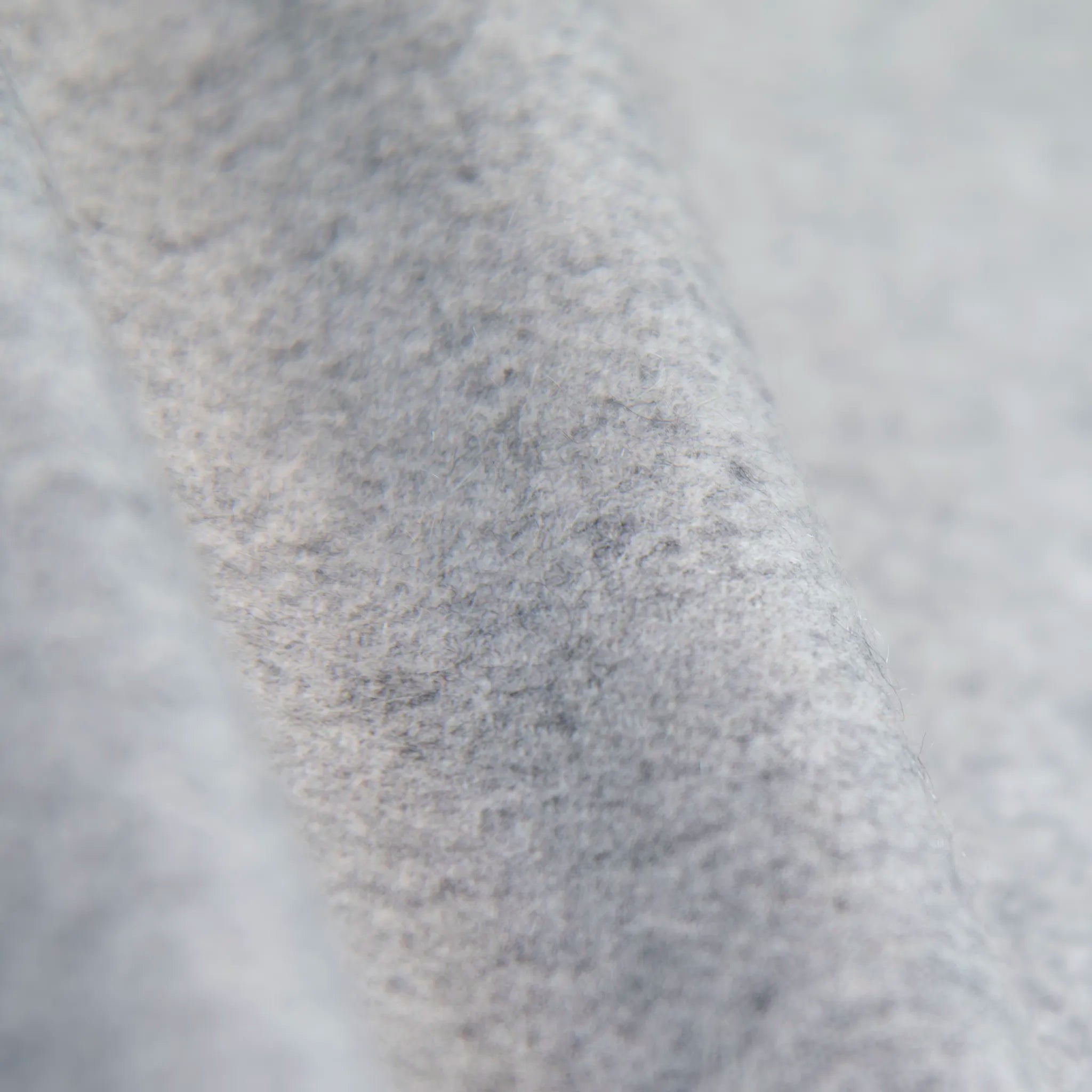 Dettaglio e texture tessuto della Sciarpa in cashmere e seta grigia, Made in Italy, con struttura in panno rasato che le conferisce leggerezza e morbidezza avvolgente al tatto. Comoda e versatile, perfetta per essere indossata in ogni occasione.
