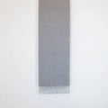 Sciarpa in cashmere e seta grigia, Made in Italy, con struttura in panno rasato che le conferisce leggerezza e morbidezza avvolgente al tatto. Comoda e versatile, perfetta per essere indossata in ogni occasione.