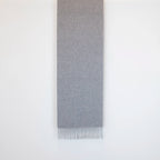 Sciarpa in cashmere e seta grigia, Made in Italy, con struttura in panno rasato che le conferisce leggerezza e morbidezza avvolgente al tatto. Comoda e versatile, perfetta per essere indossata in ogni occasione.