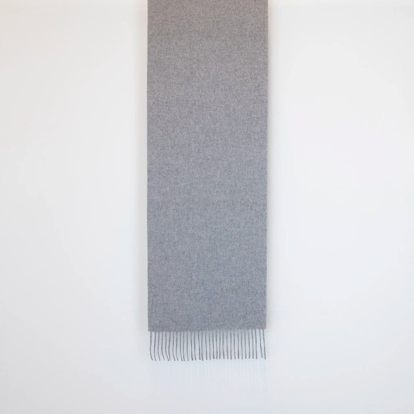 Sciarpa in cashmere e seta grigia, Made in Italy, con struttura in panno rasato che le conferisce leggerezza e morbidezza avvolgente al tatto. Comoda e versatile, perfetta per essere indossata in ogni occasione.