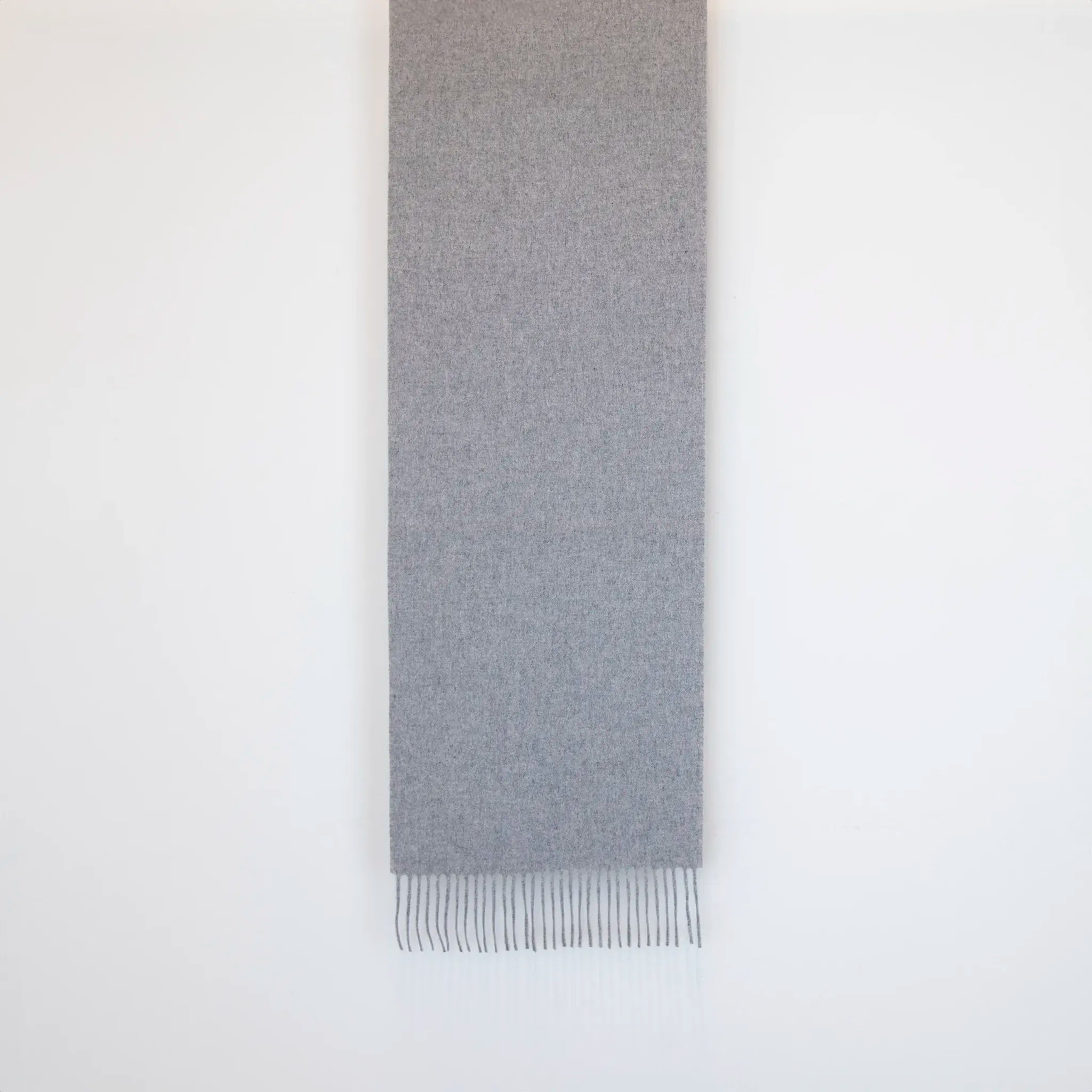 Sciarpa in cashmere e seta grigia, Made in Italy, con struttura in panno rasato che le conferisce leggerezza e morbidezza avvolgente al tatto. Comoda e versatile, perfetta per essere indossata in ogni occasione.