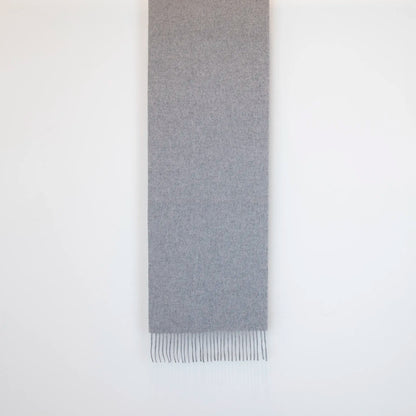 Sciarpa in cashmere e seta grigia, Made in Italy, con struttura in panno rasato che le conferisce leggerezza e morbidezza avvolgente al tatto. Comoda e versatile, perfetta per essere indossata in ogni occasione.