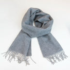 Sciarpa in doppio panno 100% cashmere, Made in Italy, realizzata su antichi telai che ne esaltano la qualità e la durata nel tempo. Le tonalità chiare di grigio donano luminosità, valorizzando ogni outfit. Morbida e avvolgente, offre una sensazione delicata e confortevole al tatto.