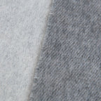 Dettaglio e texture tessutto della sciarpa in doppio panno 100% cashmere, Made in Italy, realizzata su antichi telai che ne esaltano la qualità e la durata nel tempo. Le tonalità chiare di grigio donano luminosità, valorizzando ogni outfit. Morbida e avvolgente, offre una sensazione delicata e confortevole al tatto.