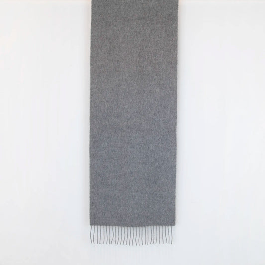 Sciarpa in doppio panno 100% cashmere, Made in Italy, realizzata su antichi telai che ne esaltano la qualità e la durata nel tempo. Le tonalità chiare di grigio donano luminosità, valorizzando ogni outfit. Morbida e avvolgente, offre una sensazione delicata e confortevole al tatto.