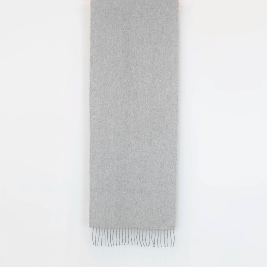 Sciarpa in doppio panno 100% cashmere, Made in Italy, realizzata su antichi telai che ne esaltano la qualità e la durata nel tempo. Le tonalità chiare di grigio donano luminosità, valorizzando ogni outfit. Morbida e avvolgente, offre una sensazione delicata e confortevole al tatto.