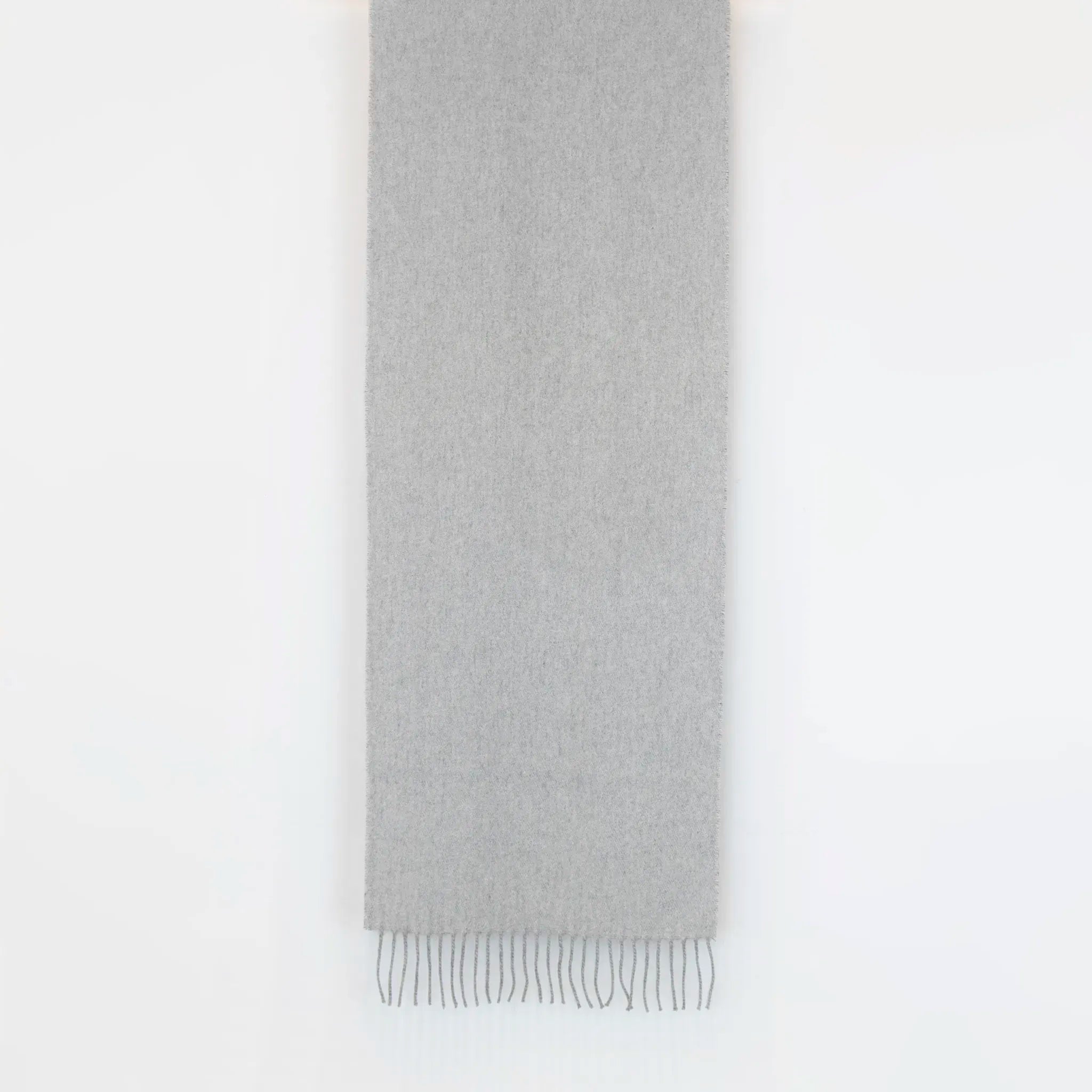 Sciarpa in doppio panno 100% cashmere, Made in Italy, realizzata su antichi telai che ne esaltano la qualità e la durata nel tempo. Le tonalità chiare di grigio donano luminosità, valorizzando ogni outfit. Morbida e avvolgente, offre una sensazione delicata e confortevole al tatto.