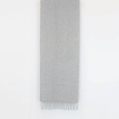 Sciarpa in doppio panno 100% cashmere, Made in Italy, realizzata su antichi telai che ne esaltano la qualità e la durata nel tempo. Le tonalità chiare di grigio donano luminosità, valorizzando ogni outfit. Morbida e avvolgente, offre una sensazione delicata e confortevole al tatto.