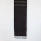 Sciarpa in cashmere e seta, marrone e grigia, Made in Italy, con accostamento di due pattern intramontabili: riga e spinato. Curata nei minimi dettagli, offre straordinaria morbidezza e un comfort avvolgente, rendendola un accessorio elegante e versatile.