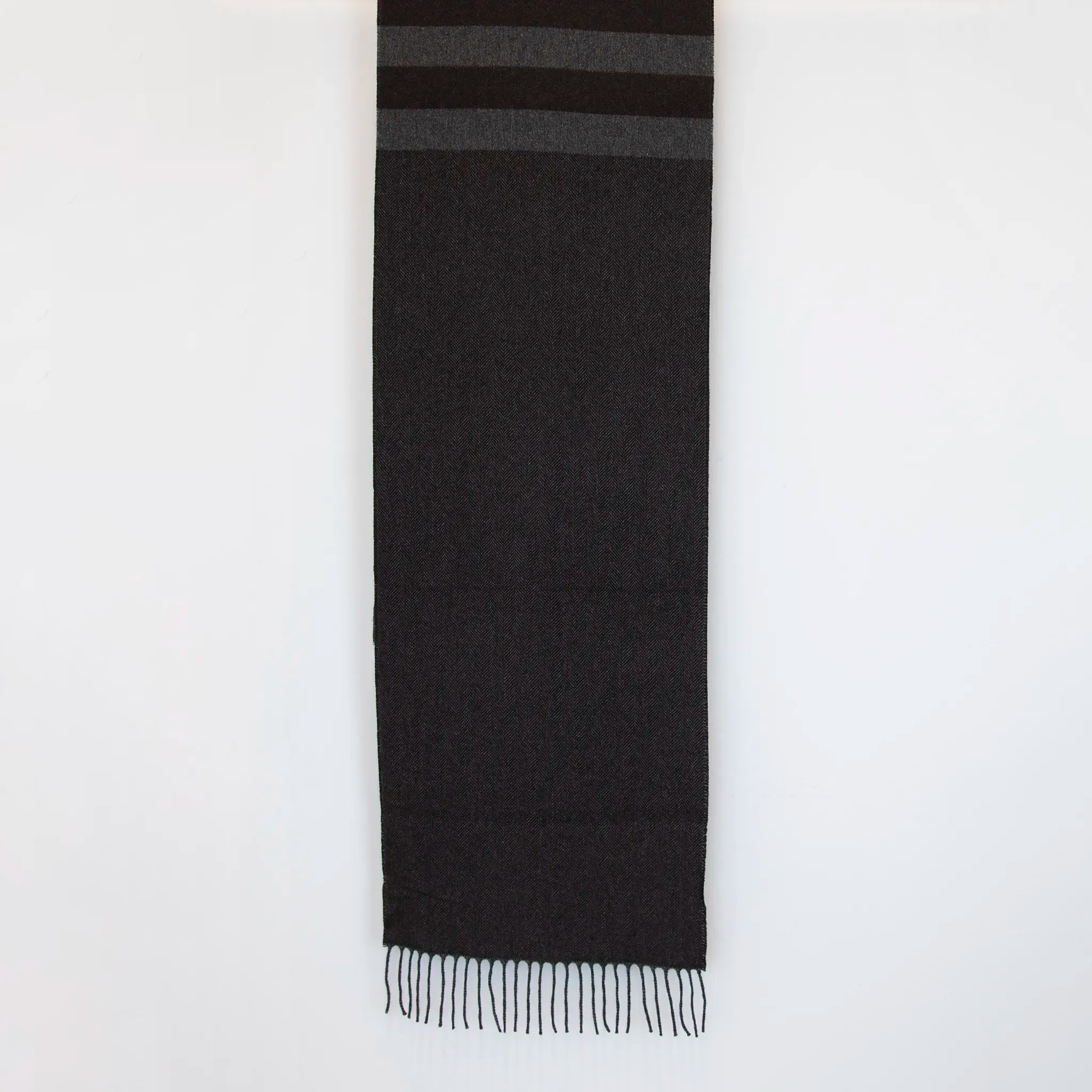 Sciarpa in cashmere e seta, marrone e grigia, Made in Italy, con accostamento di due pattern intramontabili: riga e spinato. Curata nei minimi dettagli, offre straordinaria morbidezza e un comfort avvolgente, rendendola un accessorio elegante e versatile.