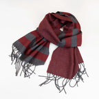 Sciarpa in cashmere e seta, rossa e grigia, Made in Italy, con accostamento di due pattern intramontabili: riga e spinato. Curata nei minimi dettagli, offre straordinaria morbidezza e un comfort avvolgente, rendendola un accessorio elegante e versatile.