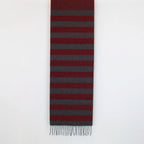 Sciarpa in cashmere e seta, rossa e grigia, Made in Italy, con accostamento di due pattern intramontabili: riga e spinato. Curata nei minimi dettagli, offre straordinaria morbidezza e un comfort avvolgente, rendendola un accessorio elegante e versatile.
