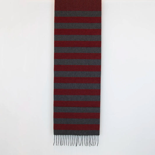 Sciarpa in cashmere e seta, rossa e grigia, Made in Italy, con accostamento di due pattern intramontabili: riga e spinato. Curata nei minimi dettagli, offre straordinaria morbidezza e un comfort avvolgente, rendendola un accessorio elegante e versatile.