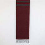 Sciarpa in cashmere e seta, rossa e grigia, Made in Italy, con accostamento di due pattern intramontabili: riga e spinato. Curata nei minimi dettagli, offre straordinaria morbidezza e un comfort avvolgente, rendendola un accessorio elegante e versatile.
