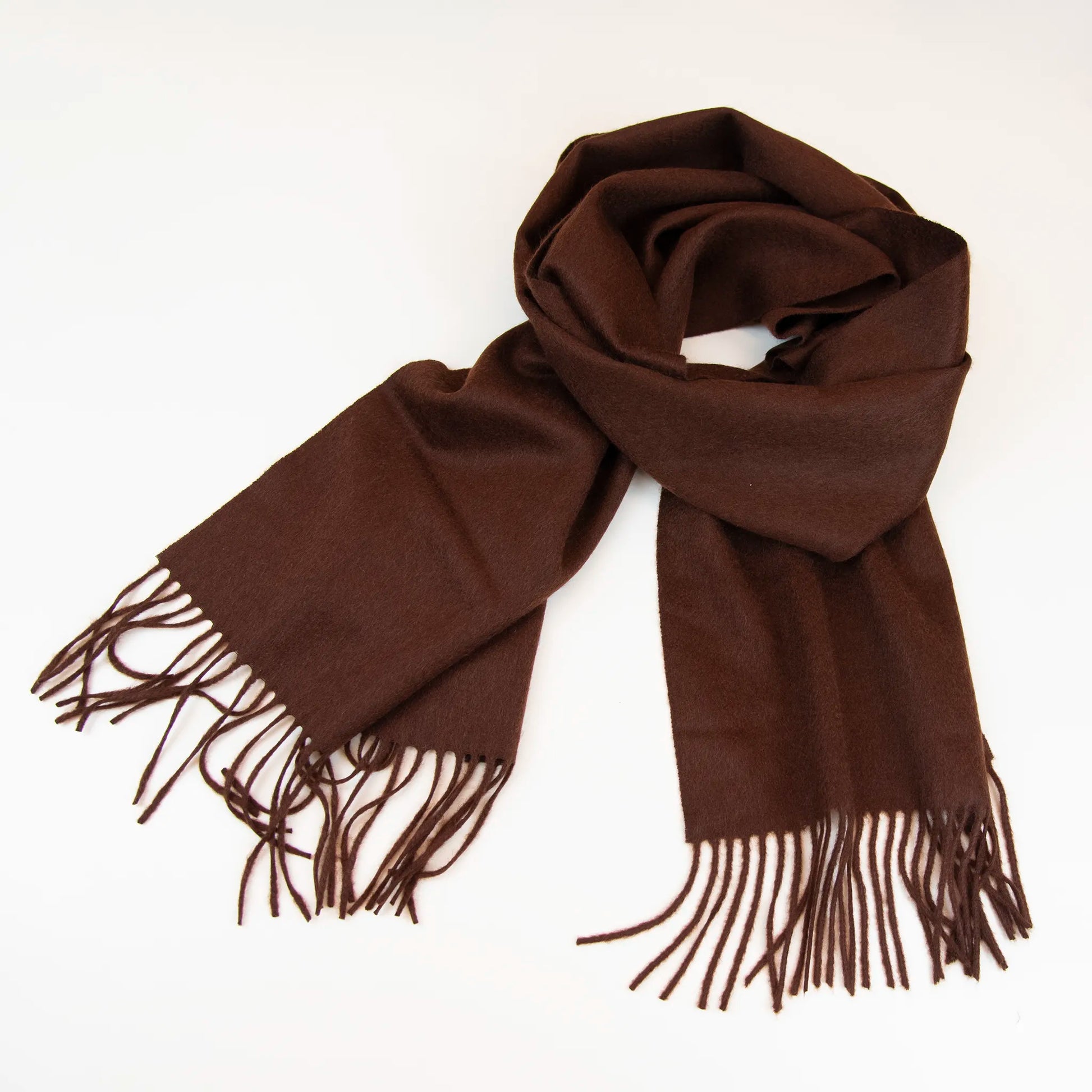 Sciarpa in cashmere e seta marrone, Made in Italy, con struttura in panno rasato che le conferisce leggerezza e morbidezza avvolgente al tatto. Comoda e versatile, perfetta per essere indossata in ogni occasione.