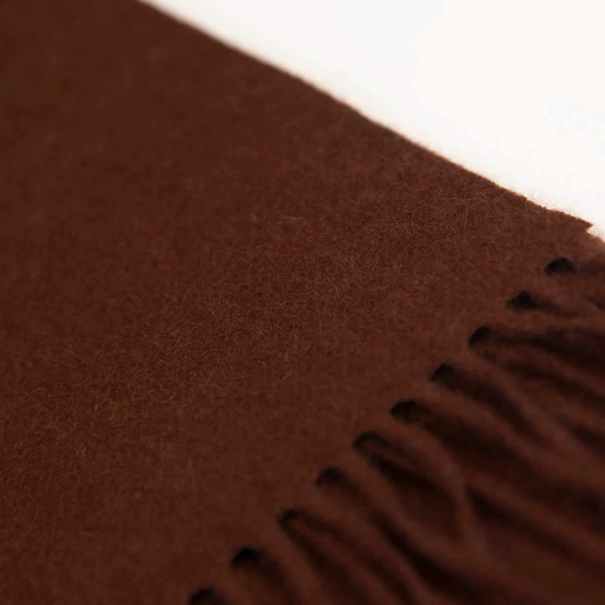 Dettaglio e texture tessuto della Sciarpa in cashmere e seta marrone, Made in Italy, con struttura in panno rasato che le conferisce leggerezza e morbidezza avvolgente al tatto. Comoda e versatile, perfetta per essere indossata in ogni occasione.