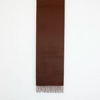 Sciarpa in cashmere e seta marrone, Made in Italy, con struttura in panno rasato che le conferisce leggerezza e morbidezza avvolgente al tatto. Comoda e versatile, perfetta per essere indossata in ogni occasione.