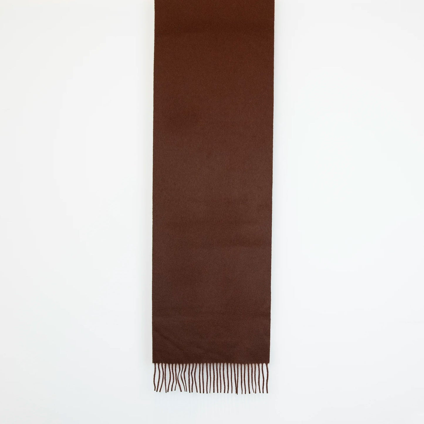 Sciarpa in cashmere e seta marrone, Made in Italy, con struttura in panno rasato che le conferisce leggerezza e morbidezza avvolgente al tatto. Comoda e versatile, perfetta per essere indossata in ogni occasione.