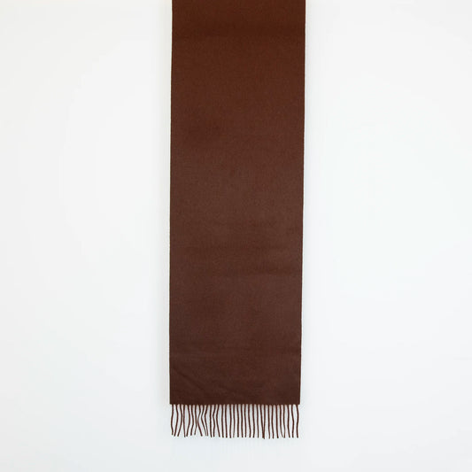 Sciarpa in cashmere e seta marrone, Made in Italy, con struttura in panno rasato che le conferisce leggerezza e morbidezza avvolgente al tatto. Comoda e versatile, perfetta per essere indossata in ogni occasione.