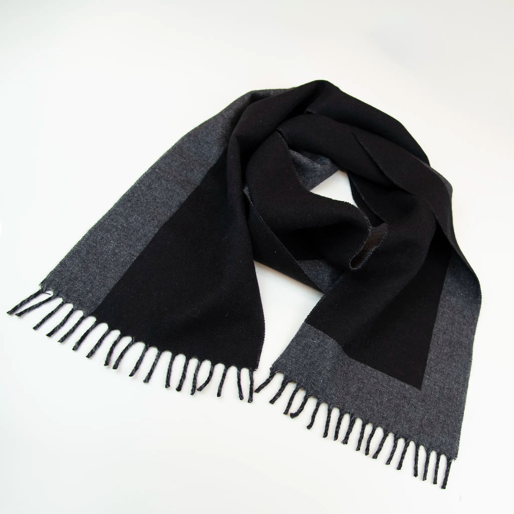 Sciarpa in cashmere e seta nera, Made in Italy, con struttura in panno rasato che le conferisce leggerezza unica e morbidezza avvolgente al tatto. Le dimensioni contenute esaltano l’eleganza, rendendola ideale per aggiungere un tocco di raffinatezza a ogni look.