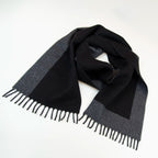 Sciarpa in cashmere e seta nera, Made in Italy, con struttura in panno rasato che le conferisce leggerezza unica e morbidezza avvolgente al tatto. Le dimensioni contenute esaltano l’eleganza, rendendola ideale per aggiungere un tocco di raffinatezza a ogni look.